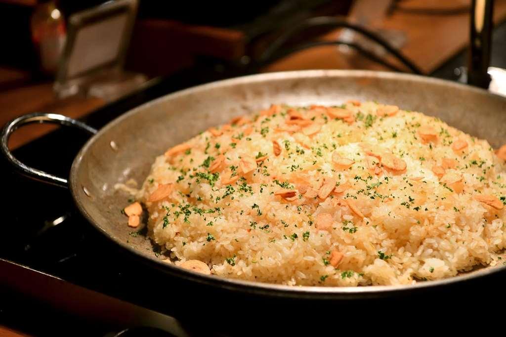 Nagoya Prince Hotel Sky Tower Restaurant billede A pan of chicken and rice casserole