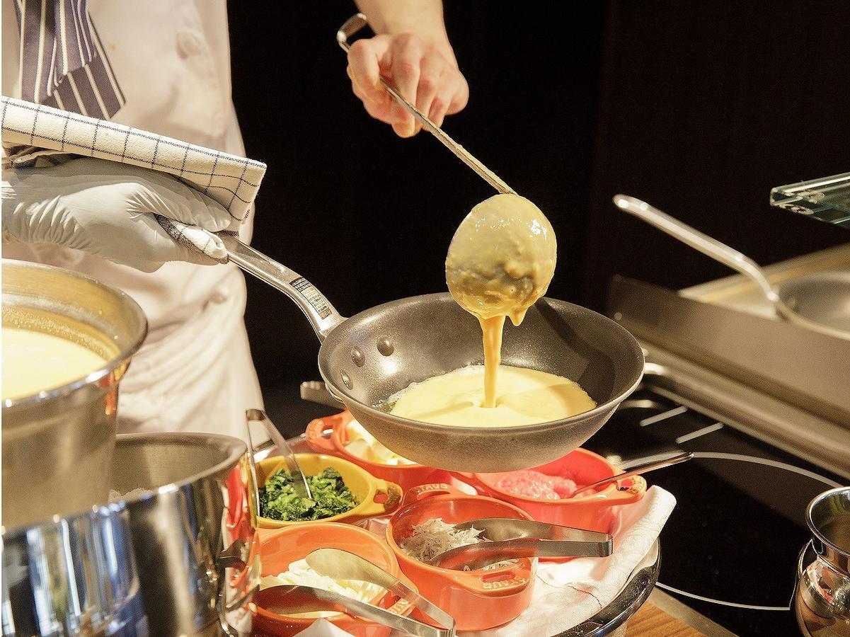 Nagoya Prince Hotel Sky Tower Eksteriør billede A chef using a ladle to serve food