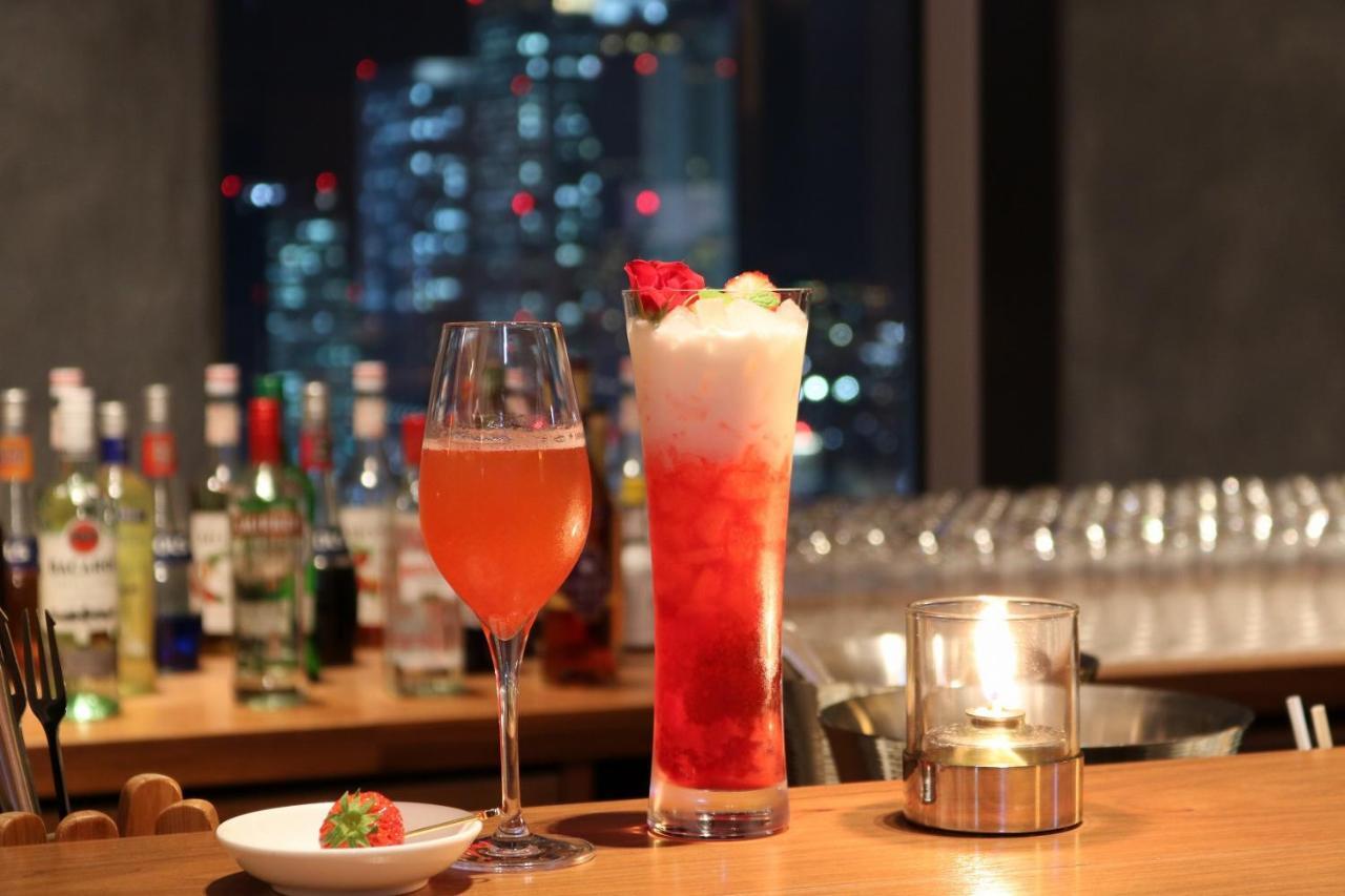 Nagoya Prince Hotel Sky Tower Værelse billede A cocktail at the bar